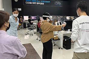 VR기기 착용 및 시연을 진행 중인 사진