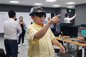 웨어러블 기기 착용 후 체험중인 사진