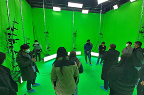 특수제작된 방에서 교육을 진행중인 사진