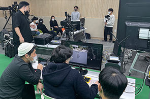 강사와 피드백을 주고 받으며 교육을 진행중인 사진