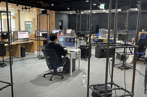 PC를 이용해서 교육 실습을 진행중인 사진