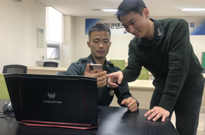 프로젝트 결과에 대해 시연하고 피드백을 받고 있는 사진