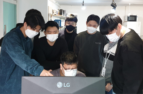 팀원과 함께 프로젝트에 대해 회의중인 사진