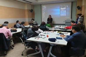 강의 내용에 대해 설명하고 있는 강의실 사진