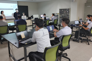 강사의 강의 내용을 집중해서 듣고 있는 사진