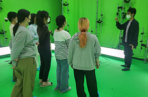 특수 제작된 방에 대한 설명을 듣고 있는 사진