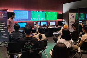 프로젝트에 대한 시연을 진행하고 시연을 지켜보고 있는 사진