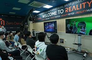 기술발표에 대한 내용을 듣고 있는 사진