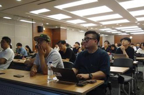 기술발표와 질의응답을 진행하는 회의실 사진