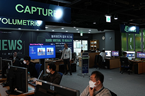 기술 개발환경에 대해 설명하는 사진