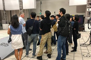 기술 개발과 관련된 현장을 둘러보고 있는 사진