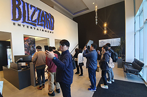 회사 사무실에 들어가기 전 기념사진을 찍고 있는 사람들